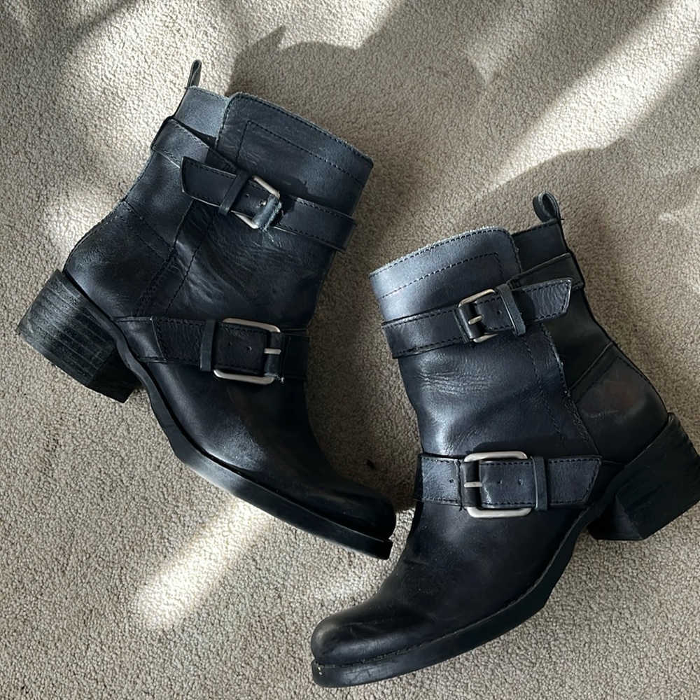 Black moto boot